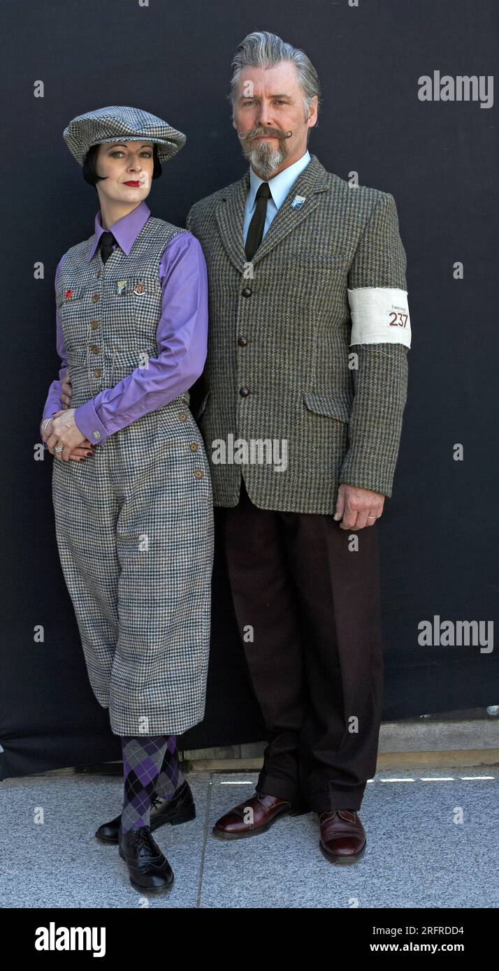 Ein Paar in Tweed-Kleidung posiert beim Tweed Run, London, Großbritannien Stockfoto Ein Paar in Tweed-Kleidung posiert beim Tweed Run, London, Großbritannien Stockfoto