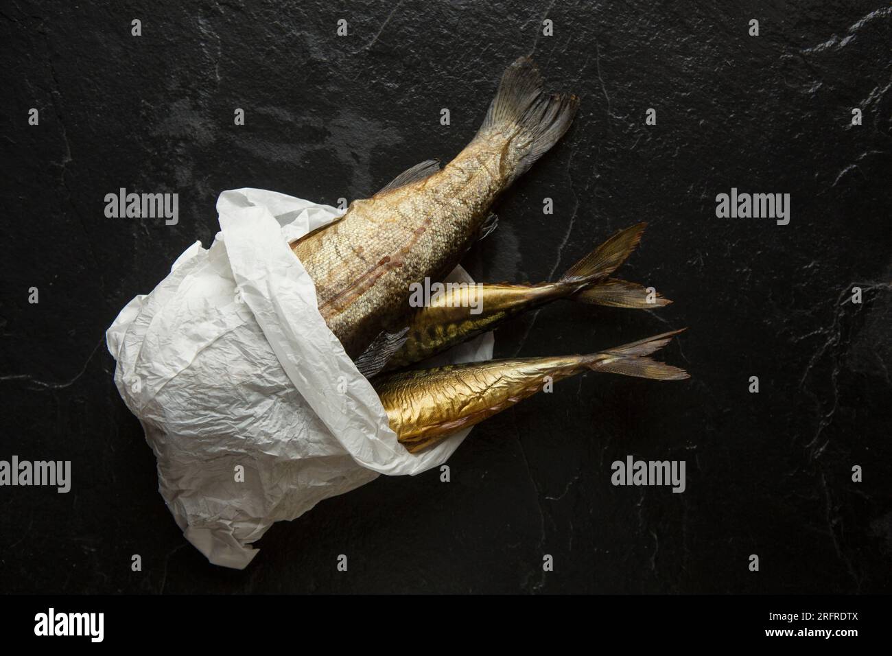 Heiße geräucherte Makrele, Scomber Scombrus und heiße geräucherte Regenbogenforelle, Oncorhynchus mykiss. England GB Stockfoto