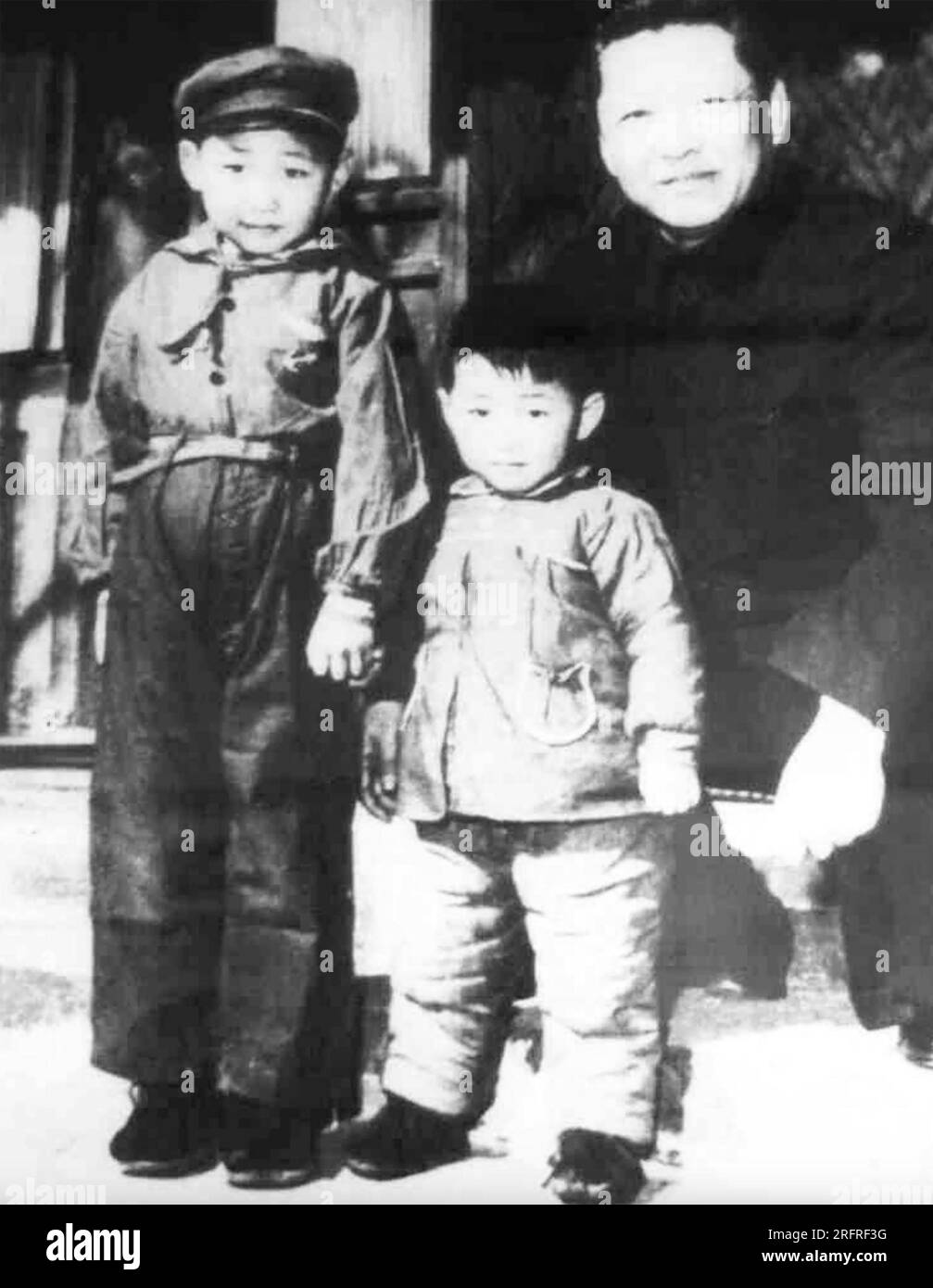 XI JINPING Generalsekretär der Kommunistischen Partei Chinas links als Kind im Jahr 1958 mit seinem Vater und seinem jüngeren Bruder. Stockfoto