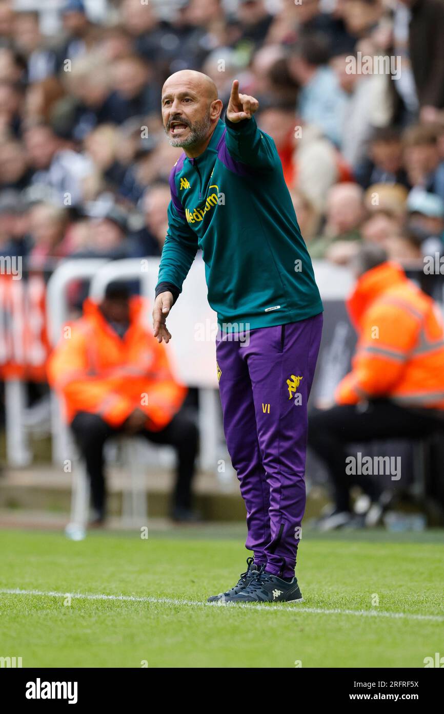 Vincenzo Italiano, Manager von Fiorentina, setzt sich vor dem Sela-Cup-Spiel in St. James' Park, Newcastle-upon-Tyne. Foto: Samstag, 5. August 2023. Stockfoto