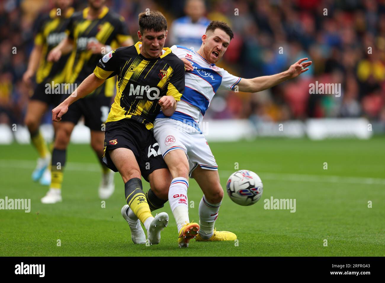 5. August 2023: Vicarage Road, Watford, Hertfordshire, England; EFL Championship Football, Watford gegen Queens Park Rangers; James Morris von Watford herausgefordert von Paul Smyth von Queens Park Rangers Stockfoto