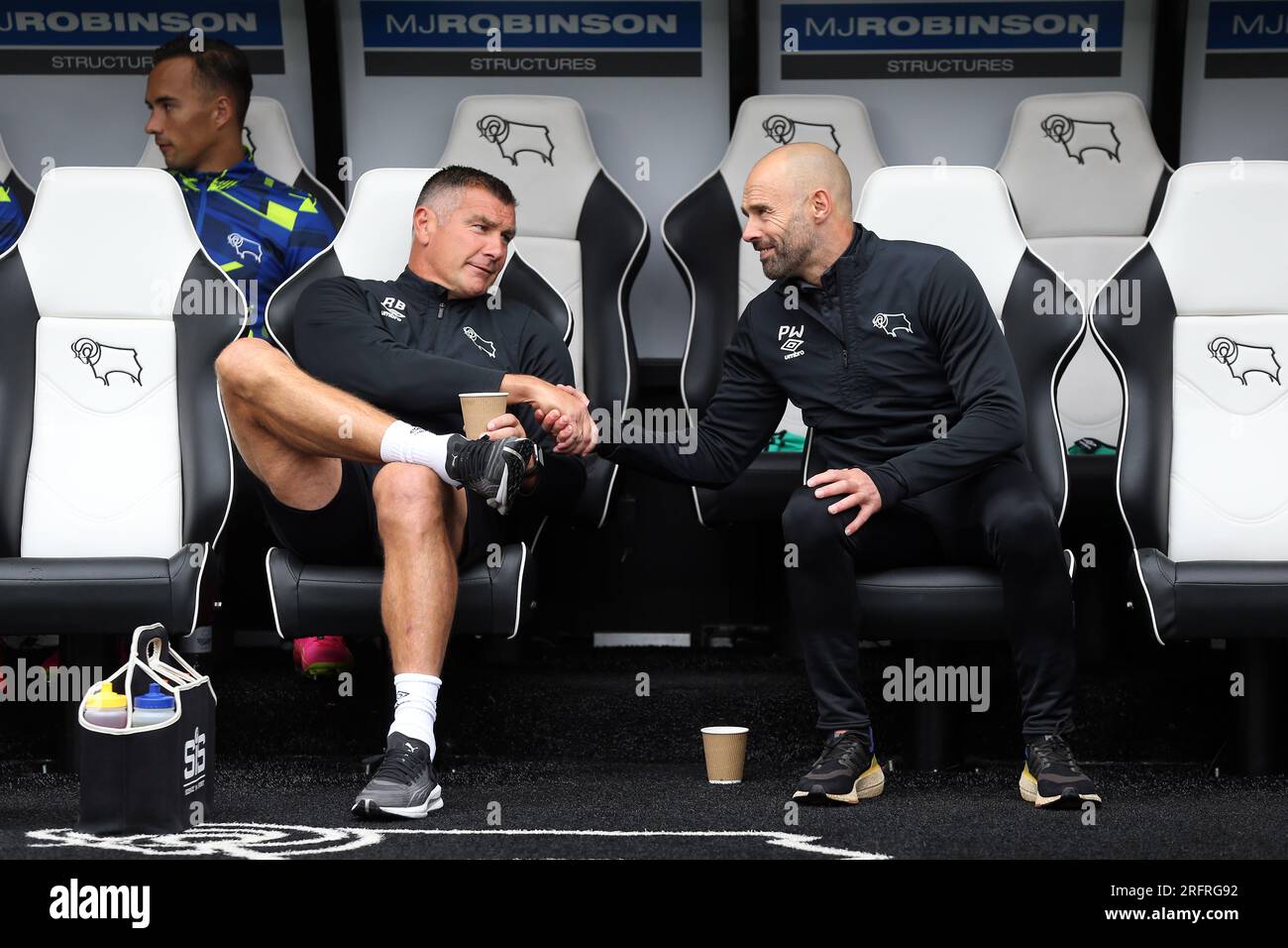 Derby County Manager Paul Warne (rechts) und Assistent Richard Barker während des Spiels Sky Bet League One in Pride Park, Derby. Foto: Samstag, 5. August 2023. Stockfoto