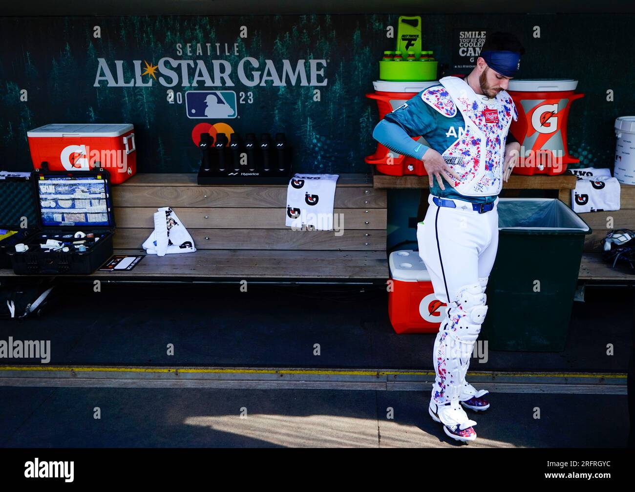 American League's Jonah Heim, of the Texas Rangers, puts on his catching gear before the MLB All-Star baseball game in Seattle, Tuesday, July 11, 2023. (AP Photo/Lindsey Wasson) Stockfoto