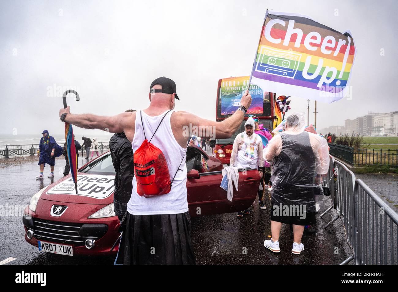 Brighton, Großbritannien. 5. August 2023. Der Beginn der Brighton Pride Parade auf der Hove Promenade - Teilnehmer ungestört von Wind und Regen. ©Julia Claxton Stockfoto
