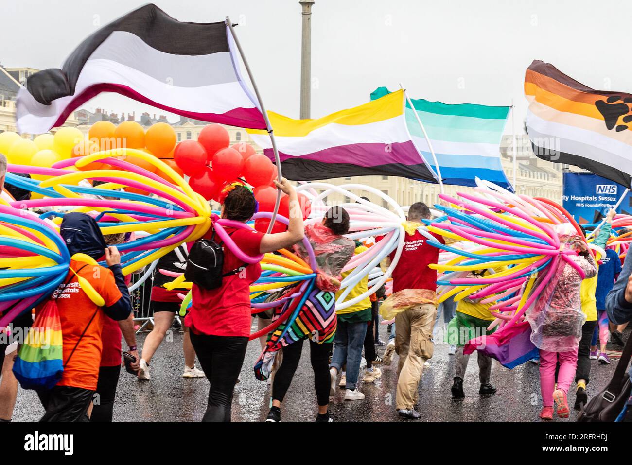 Brighton, Großbritannien. 5. August 2023. Wind und Regen zu Beginn der Brighton Pride Parade auf der Hove Promenade ©Julia Claxton Stockfoto