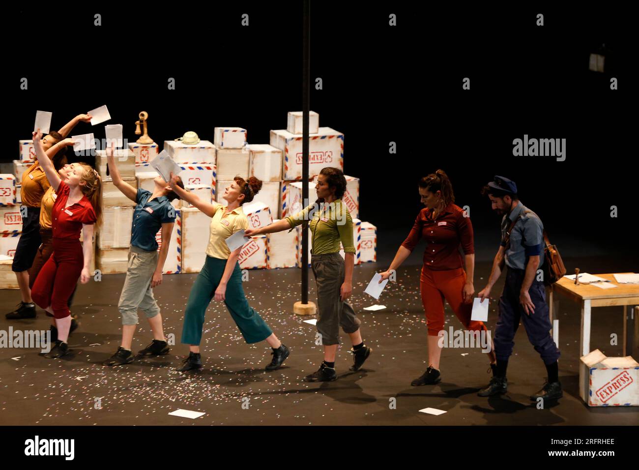 2. August 2023, Madrid, Madrid, Spanien: Mehrere Künstler der Firma „Faltan 7“ werden während der „Express“-Zirkusvorstellung als Teil der Aktivitäten der 39. Ausgabe von Veranos de la Villa im Theater des Conde Duque Cultural Center in Madrid (Spanien) auf der Bühne gesehen. „Express“ ist eine neue Show, die gemeinsam geschaffen wurde, um die Öffentlichkeit zu überraschen und in den Wahnsinn zu treiben, in der Humor mit verschiedenen Zirkusdisziplinen kombiniert wird, in denen die Anwesenheit von weiblichen Akrobatikern portes herausragt, sowie Techniken wie der chinesische Mast, die vertikalen Märkte, der Clown und die Balance. Das Unternehmen „Faltan 7“ wurde 201 gegründet Stockfoto