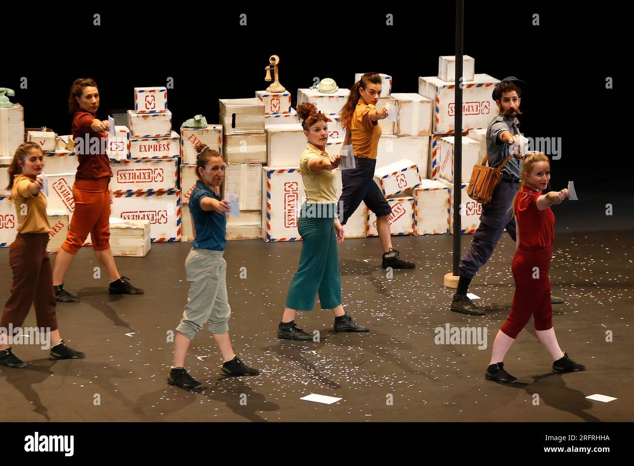 2. August 2023, Madrid, Madrid, Spanien: Mehrere Künstler der Firma „Faltan 7“ werden während der „Express“-Zirkusvorstellung als Teil der Aktivitäten der 39. Ausgabe von Veranos de la Villa im Theater des Conde Duque Cultural Center in Madrid (Spanien) auf der Bühne gesehen. „Express“ ist eine neue Show, die gemeinsam geschaffen wurde, um die Öffentlichkeit zu überraschen und in den Wahnsinn zu treiben, in der Humor mit verschiedenen Zirkusdisziplinen kombiniert wird, in denen die Anwesenheit von weiblichen Akrobatikern portes herausragt, sowie Techniken wie der chinesische Mast, die vertikalen Märkte, der Clown und die Balance. Das Unternehmen „Faltan 7“ wurde 201 gegründet Stockfoto