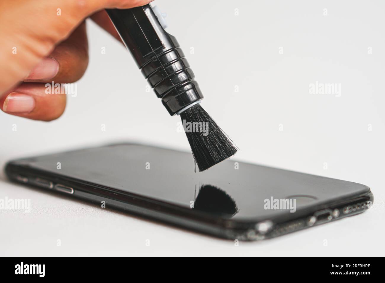 Reinigen und Reparieren des Bildschirms „Mobiltelefon“ Stockfoto