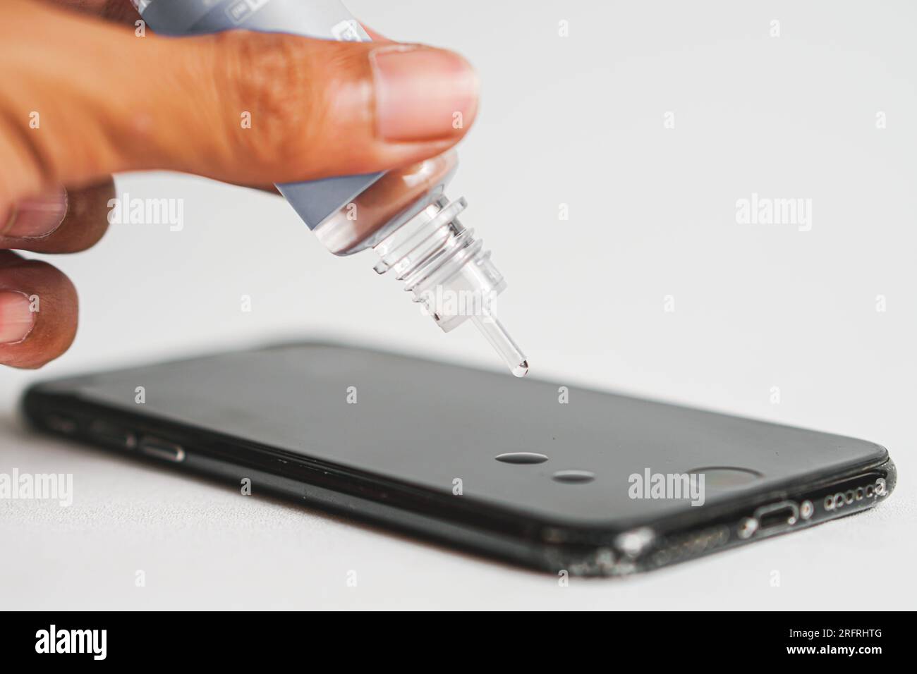 Reinigen und Reparieren des Bildschirms „Mobiltelefon“ Stockfoto