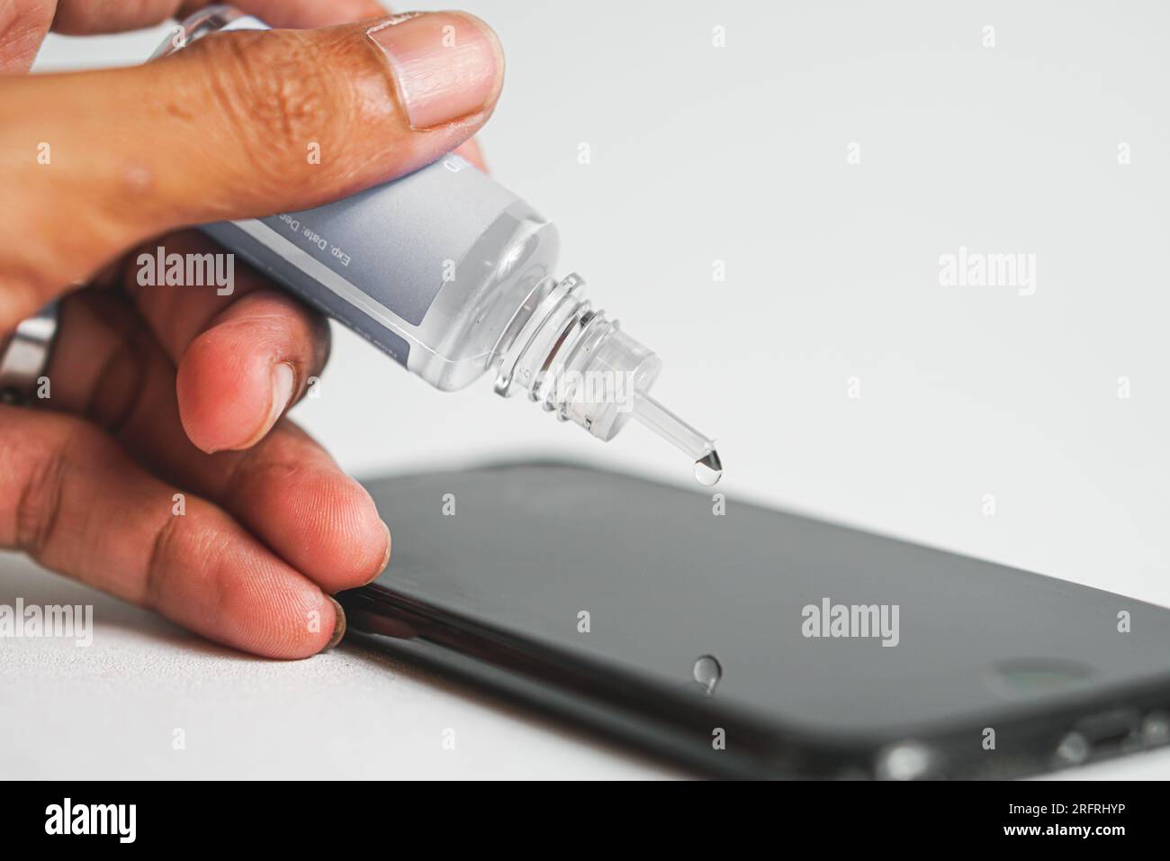 Reinigen und Reparieren des Bildschirms „Mobiltelefon“ Stockfoto