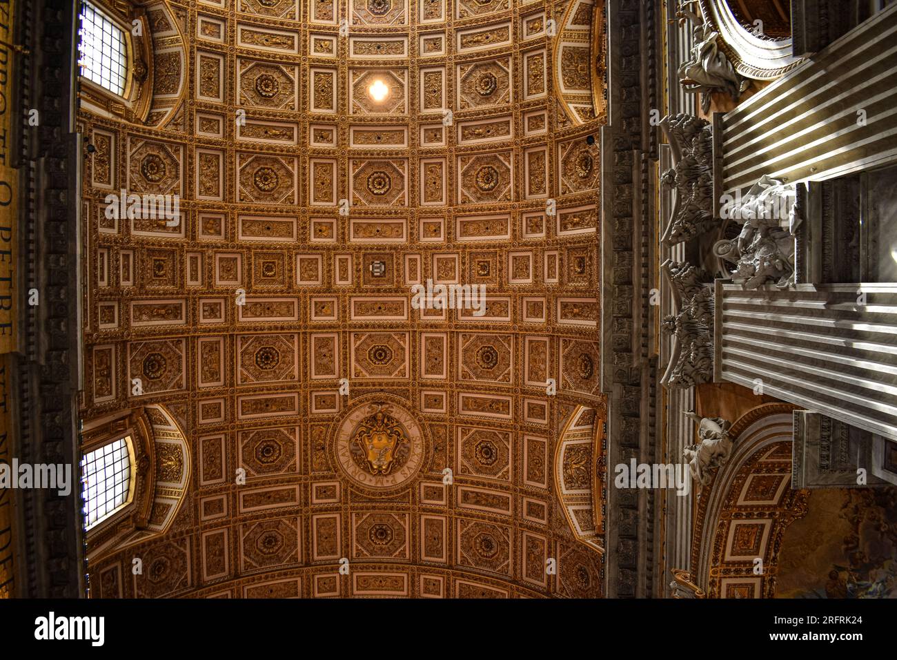 Deckenmuster im Petersdom im Vatikan. Stockfoto