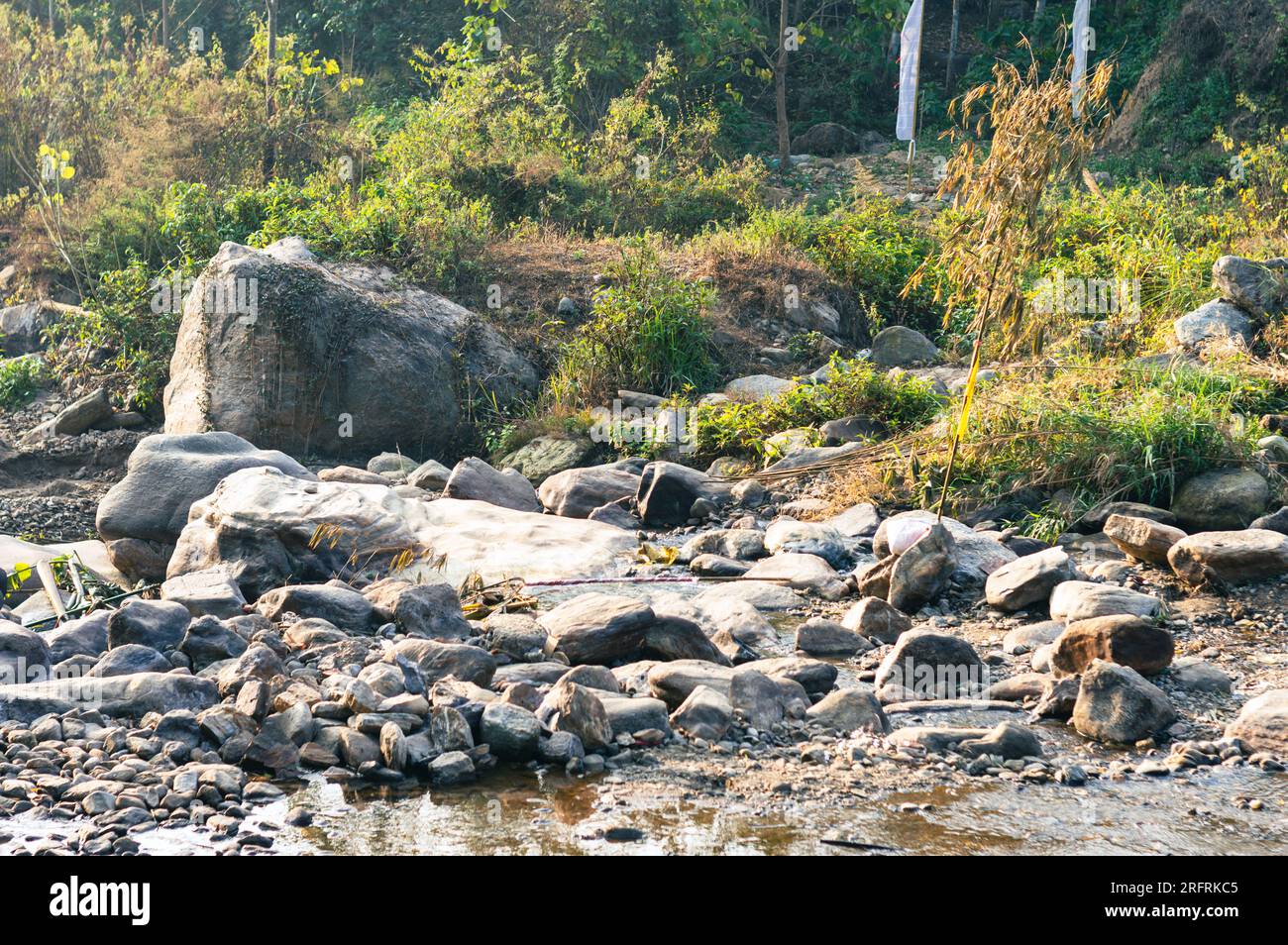 Große Igneous River Felsbrocken und Felsen wurden vom Fluss auf dem abgelegenen Berg getragen. Rangbang River Mountain Valley. Tabakoshi West Benga Stockfoto