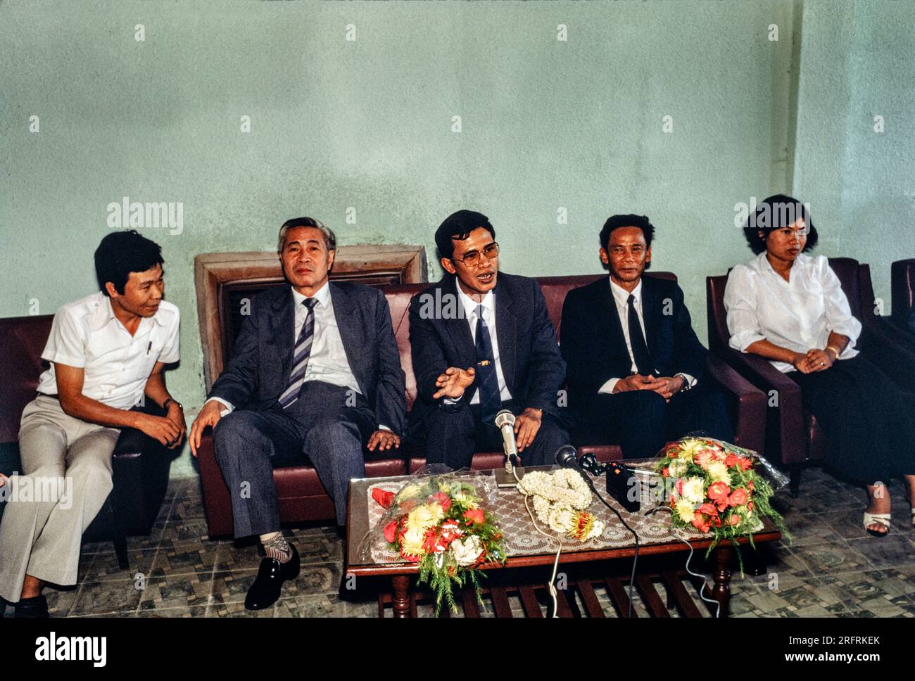 Hun Sen, Zentrum, kambodschanischer politischer Führer und Ministerpräsident Kambodschas, während seiner Begrüßungsansprache für seine Rückkehr zur Regierung 1987 Stockfoto