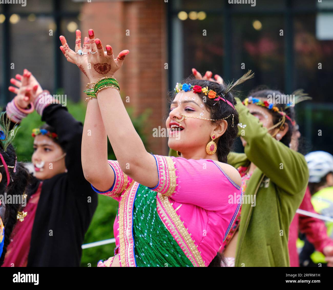 Tänzerinnen in den Straßen von Halifax, Teil des Indian Festival of the Chariots, des Ratha Yatra Festivals. Stockfoto Tänzerinnen in den Straßen von Halifax, Teil des Indian Festival of the Chariots, des Ratha Yatra Festivals. Stockfoto