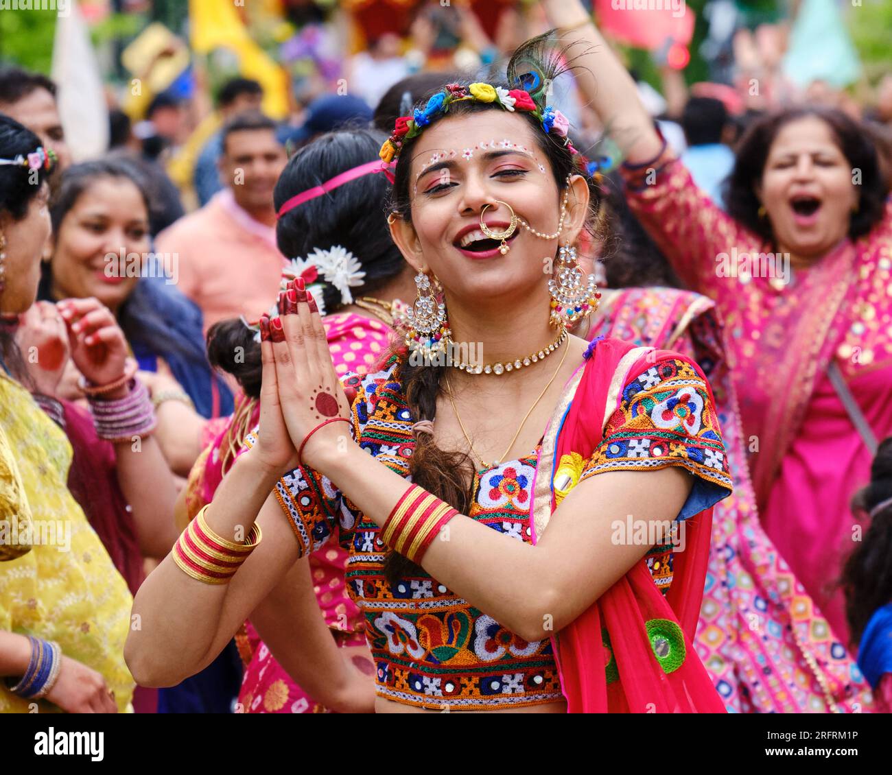 Tänzerinnen in den Straßen von Halifax, Teil des Indian Festival of the Chariots, des Ratha Yatra Festivals. Stockfoto Tänzerinnen in den Straßen von Halifax, Teil des Indian Festival of the Chariots, des Ratha Yatra Festivals. Stockfoto