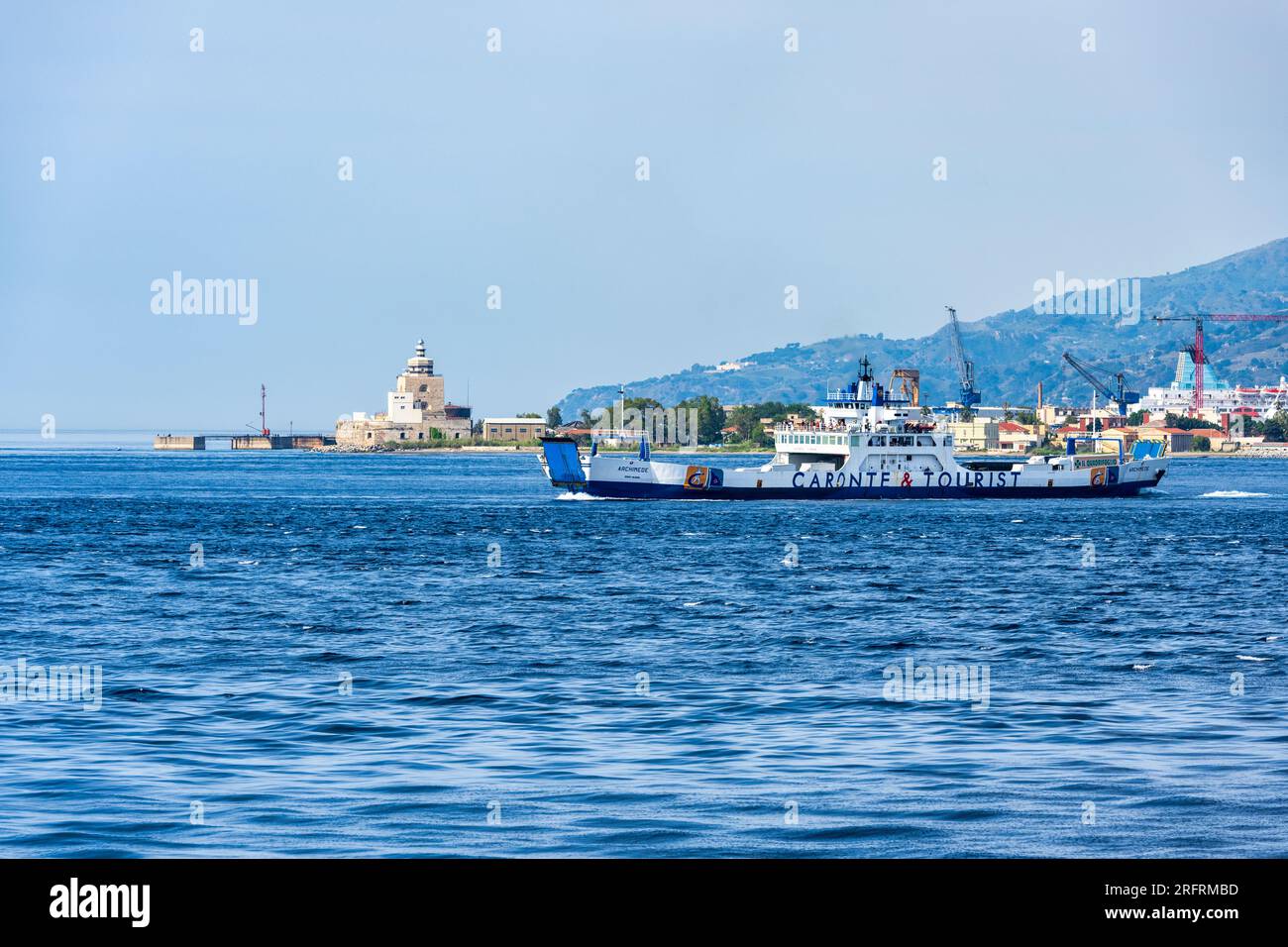 MF-Fähre aus Archimede über die Meerenge von Messina vom Hafen von Messina mit dem Leuchtturm San Ranieri im Hintergrund, Messina, Sizilien, Italien Stockfoto