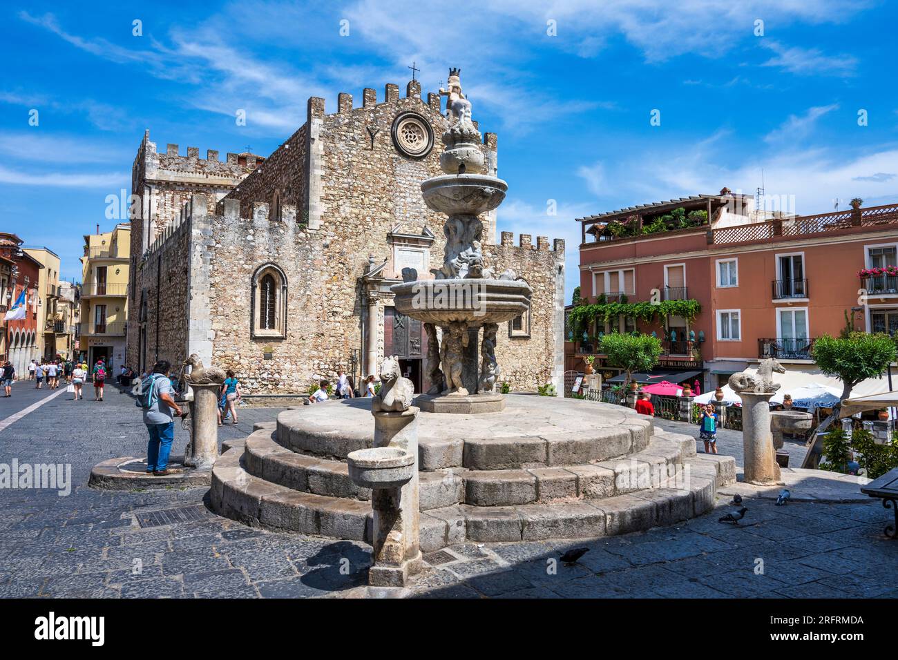 Barocker Pferdebrunnen vor der Kathedrale von Taormina oder dem Dom (Cattedrale di San Nicolo) auf der Piazza del Duomo in Taormina, Sizilien, Italien Stockfoto