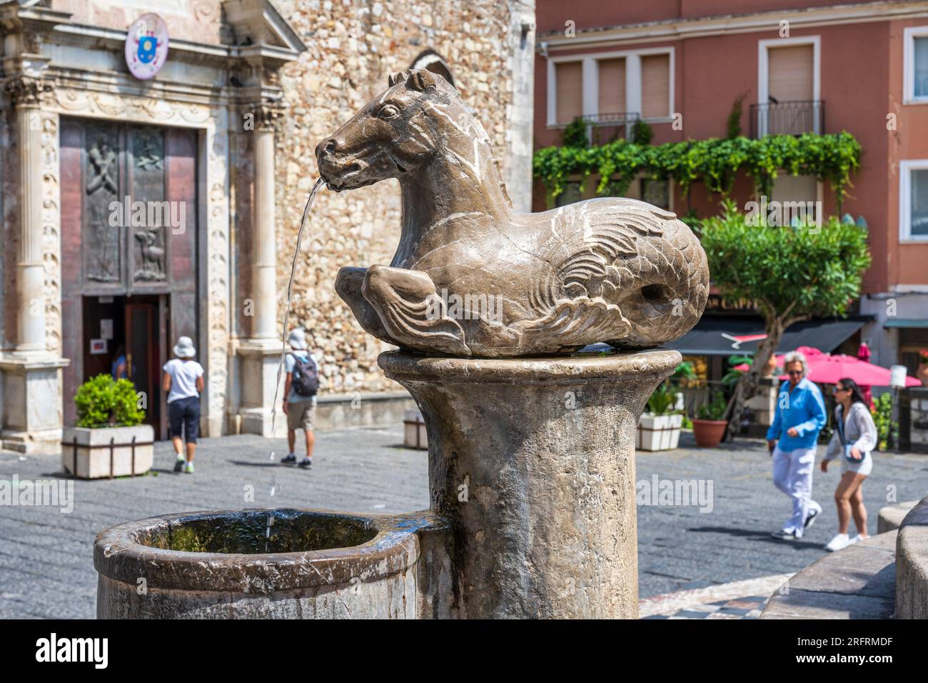 Details des barocken Pferdebrunnens vor der Kathedrale von Taormina oder dem Dom (Cattedrale di San Nicolo) auf der Piazza del Duomo in Taormina, Sizilien, Italien Stockfoto