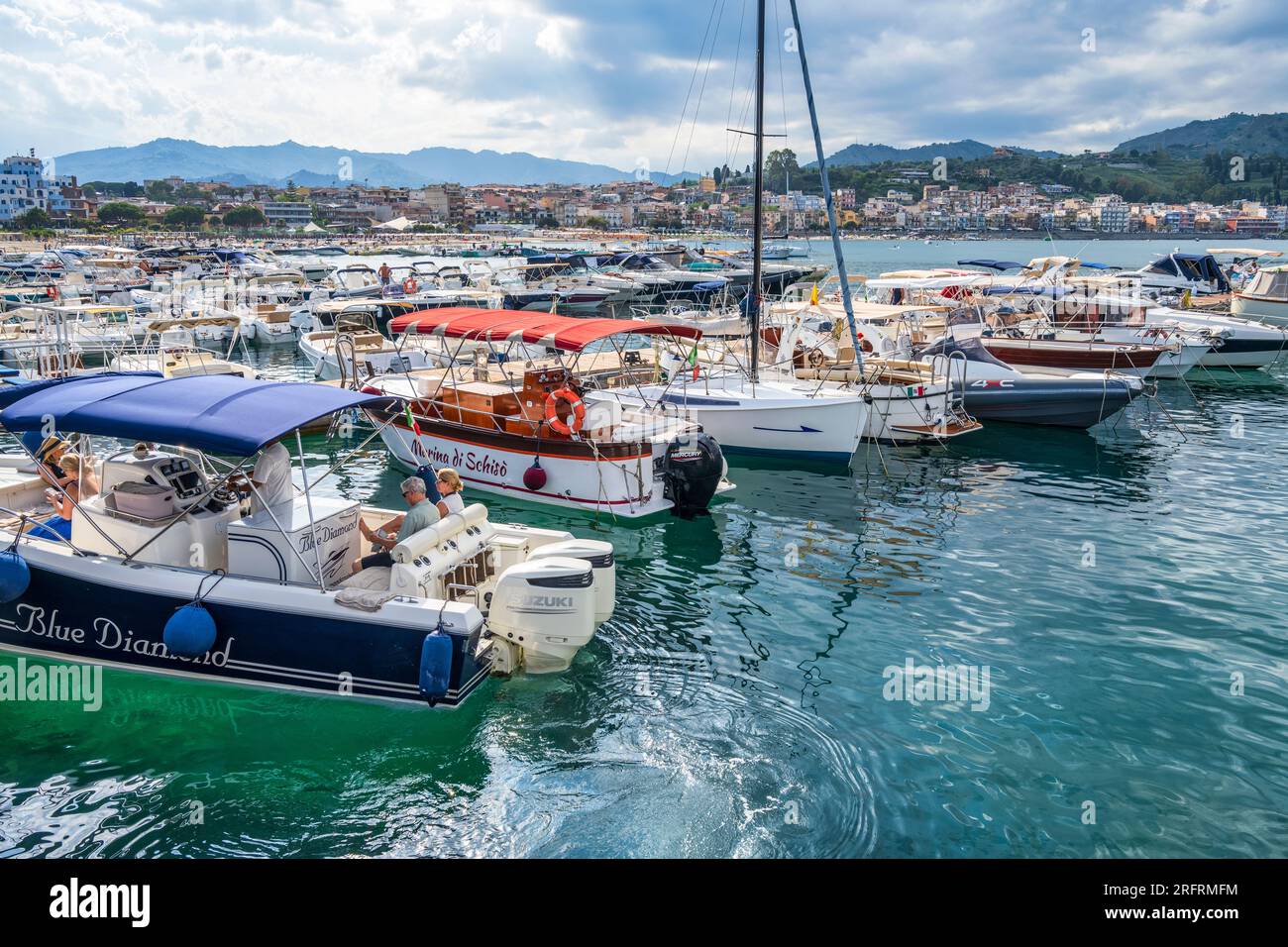 Boote in der Marina di Schiso in Giardini Naxos, einer beliebten Stadt und Resort südlich von Taormina in Sizilien, Italien Stockfoto