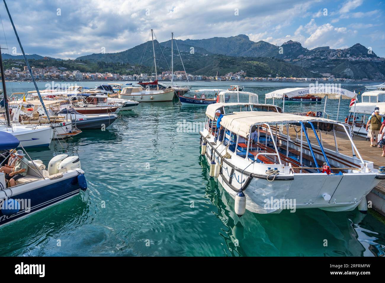 Boote in der Marina di Schiso in Giardini Naxos, einer beliebten Stadt und Resort südlich von Taormina in Sizilien, Italien Stockfoto