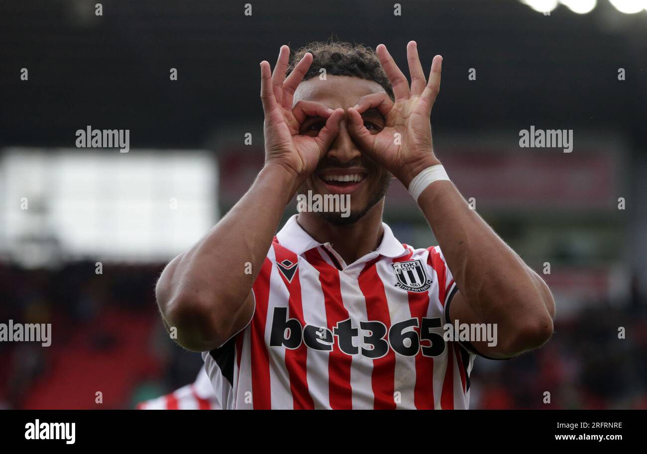 Jacob Brown von Stoke City feiert das vierte Tor seiner Seite während des Sky Bet Championship-Spiels im Stadion Stoke-on-Trent von bet365. Foto: Samstag, 5. August 2023. Stockfoto