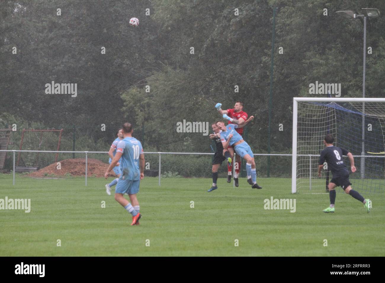 Hadleigh, Großbritannien. 5. Aug 2023. Zusätzliche Vorrunde des FA Cup, während Hadleigh United der Eastern Counties Football League gegen Cambridge City in der Northern Premier League Midlands Division im Millfield antritt. Das Spiel wurde zur Halbzeit abgebrochen, weil Cambridge City 3:0 auf dem Spielfeld war. Kredit: Eastern Views/Alamy Live News Stockfoto