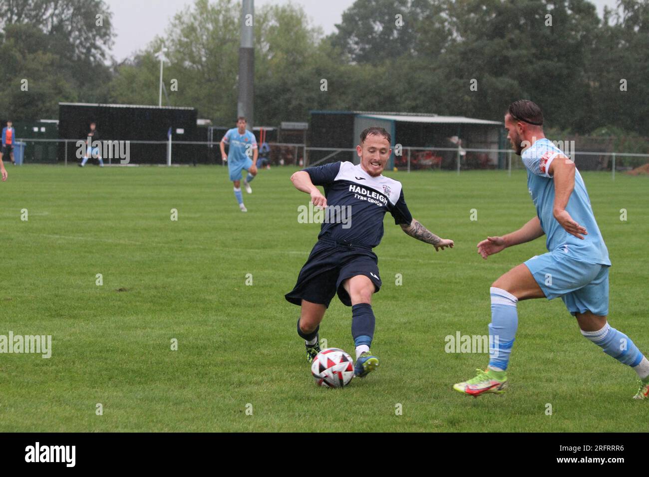 Hadleigh, Großbritannien. 5. Aug 2023. Zusätzliche Vorrunde des FA Cup, während Hadleigh United der Eastern Counties Football League gegen Cambridge City in der Northern Premier League Midlands Division im Millfield antritt. Das Spiel wurde zur Halbzeit abgebrochen, weil Cambridge City 3:0 auf dem Spielfeld war. Kredit: Eastern Views/Alamy Live News Stockfoto