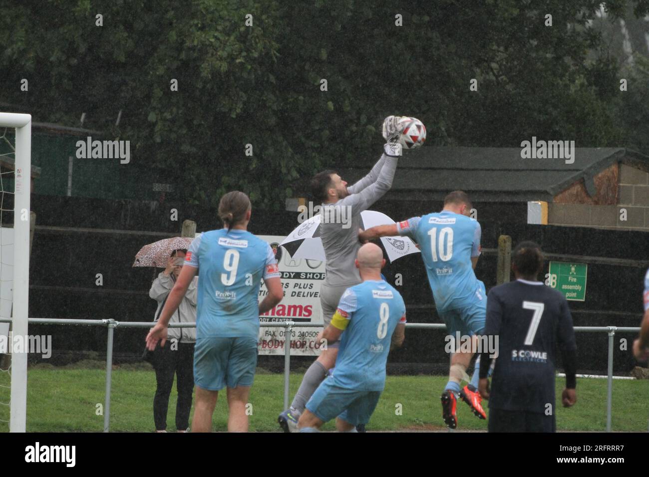 Hadleigh, Großbritannien. 5. Aug 2023. Zusätzliche Vorrunde des FA Cup, während Hadleigh United der Eastern Counties Football League gegen Cambridge City in der Northern Premier League Midlands Division im Millfield antritt. Das Spiel wurde zur Halbzeit abgebrochen, weil Cambridge City 3:0 auf dem Spielfeld war. Kredit: Eastern Views/Alamy Live News Stockfoto