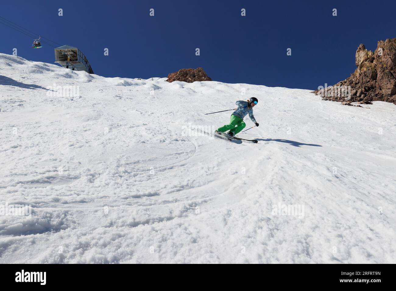 Mammoth Lakes, Kalifornien. 4. Juli 2023. Besucher, die an klaren Sommertagen im Skigebiet Mammoth Mountain Wintersport treiben. Stockfoto