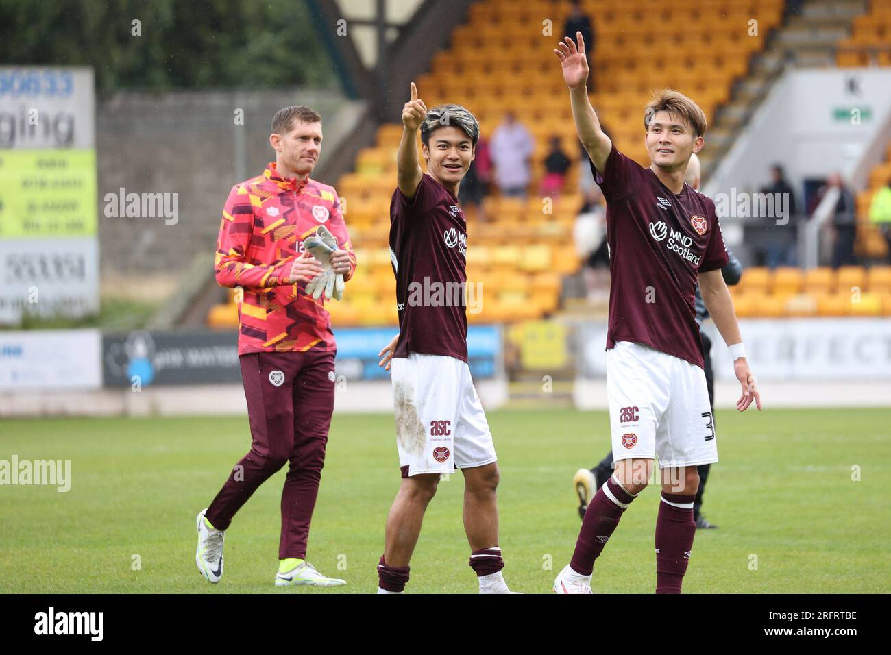 Edinburgh, Großbritannien. 05. Aug. 2023. McDiairmid Park. Perth. Schottland. St. Johnstone gegen Herzen. 5. August 2023. Während des Cinch Premiership-Spiels zwischen St. Johnstone und Hearts feiern Hearts' Kyosuke Tagawa und Hearts' Yutara Oda den Sieg von 2-0 (Foto: David Mollison/Alamy Live News Stockfoto