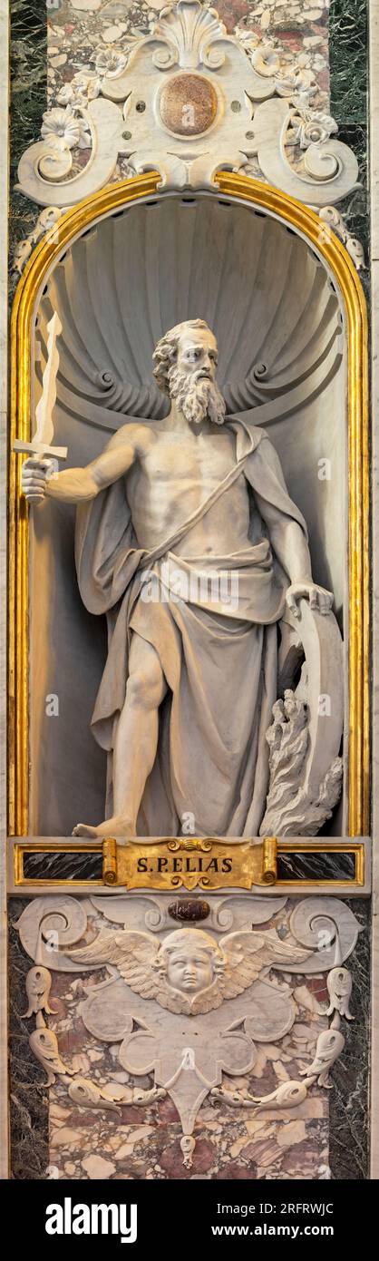 GENUA, ITALIEN - 8. MÄRZ 2023: Die Statue des Propheten Elijah in der Kirche Chiesa dei Santi Vittore e Carlo, entworfen von Maurizio Dufour (1890 - 1898). Stockfoto