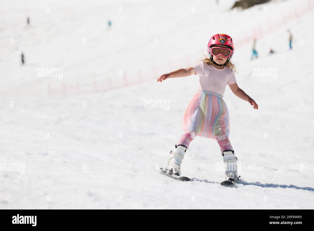 Ein junges Mädchen genießt den Schulurlaub am 4. Juli, während es auf dem Mammoth Mountain Ski fährt. Stockfoto