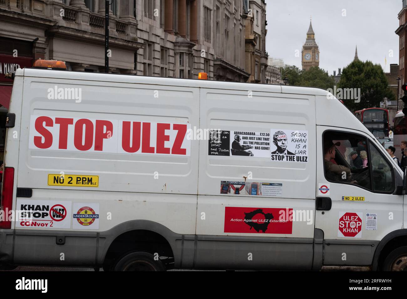 London, Großbritannien. 5. August 2023. Protest gegen die geplante Erweiterung der Ultra Low Emission Zone, die zur Verringerung der Luftverschmutzung in London konzipiert wurde, die eine Gebühr auf Fahrzeuge erhebt, die mit höherem Schadstoffausstoß in die Zone einfahren. Kredit: Ron Fassbender/Alamy Live News Stockfoto