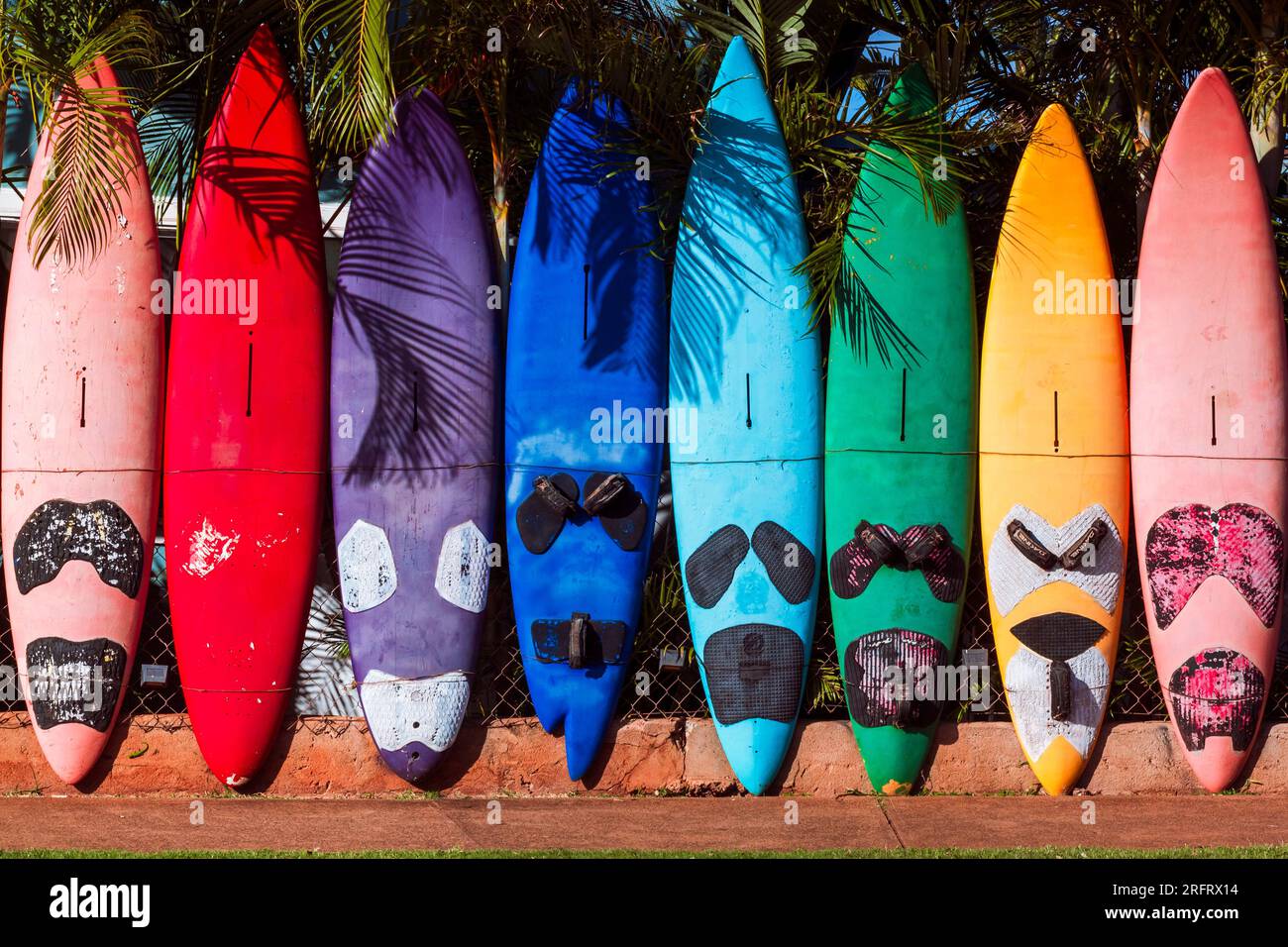 Farbenfroher Surfbrettzaun auf Maui Island Stockfoto