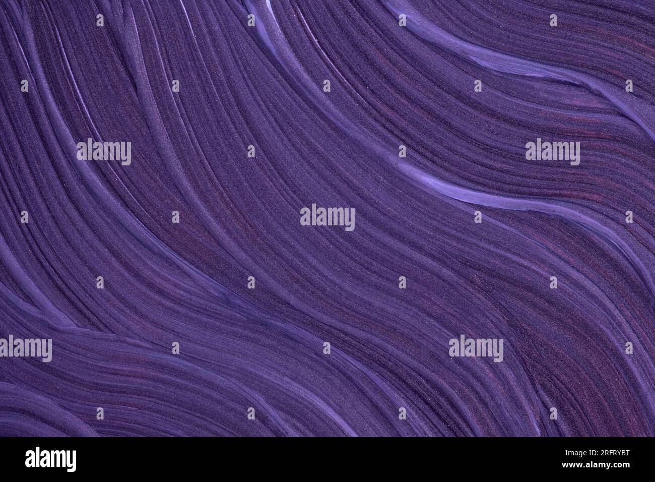 Tiefviolette abstrakte Textur mit fließenden, geschwungenen Linien, glatten Wellenmustern und eleganter künstlerischer Oberfläche. Stockfoto