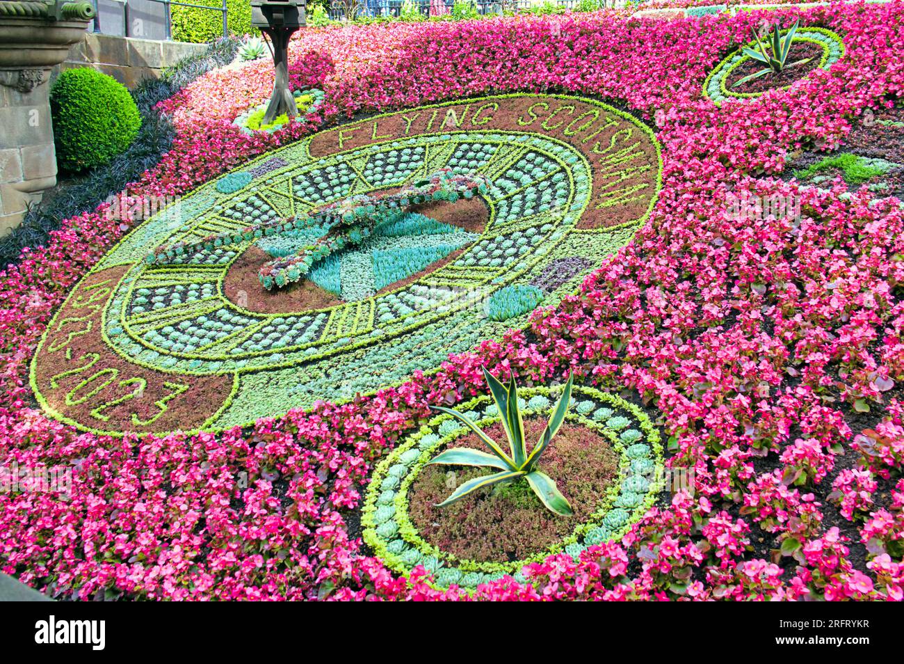 Edinburgh, Schottland, Großbritannien. 5. August 2023. Die Blumenuhr feierte 100 Jahre fliegender schottendampfzug 2023 Edinburgher Fransendarsteller waren draußen auf der Royal Mile und boten ihre Shows mit Flyern vor dem Regen an. Credit Gerard Ferry/Alamy Live News Stockfoto