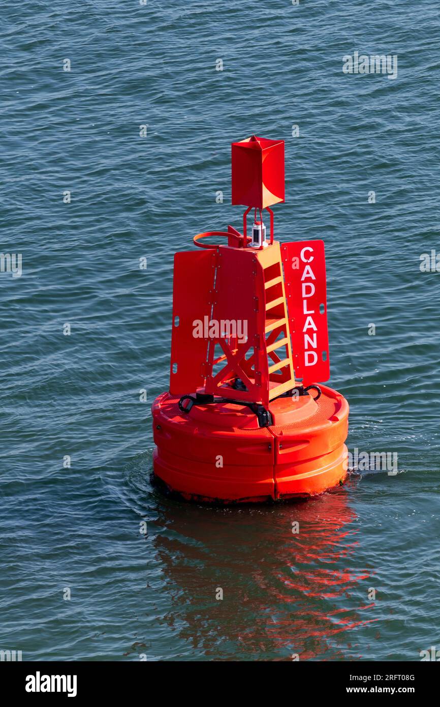 Rote Kanalboje, Port of Southampton, Hampshire, England, Vereinigtes Königreich Stockfoto