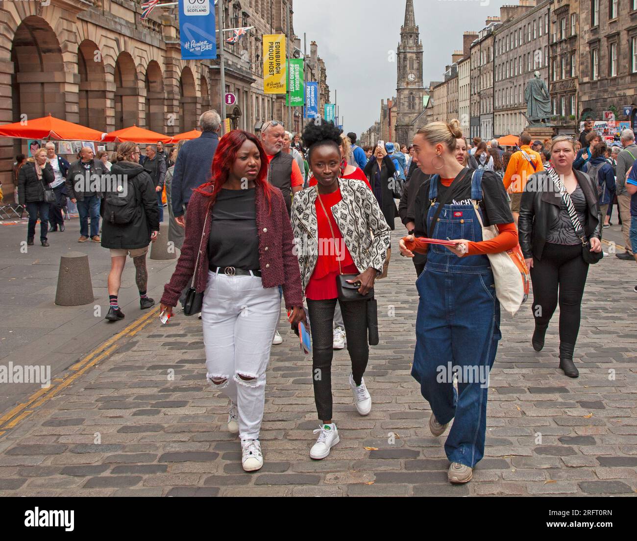 Edinburgh Festival Fringe, Schottland, Großbritannien. 5. August 2023. Am ersten Samstag starteten die Zuschauer auf der Royal Mile nur langsam, aber die Menschenmassen fingen an, sich durch den Nachmittag zu bewegen, als eine halbe Stunde lang ein starker Abschaum auftrat. Straßenkünstler ließen die meisten Leute ihre Show beobachten. Abbildung: Flugblätter waren im Einsatz. Kredit: Archwhite/alamy Live News. Stockfoto