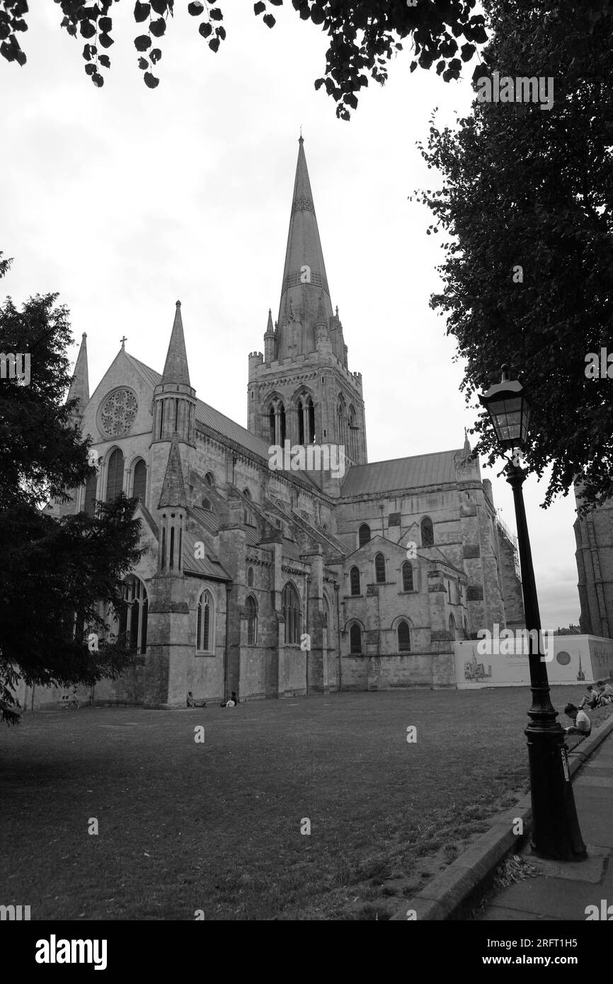 Ein nordwestlicher Aspekt der Chichester Cathedral, hier von der West Street, Chichester aus gesehen. Stockfoto