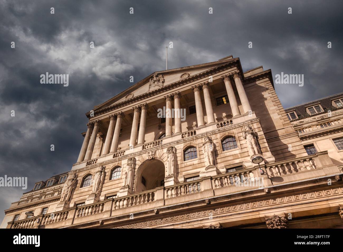 Bank of England, mit stürmischem, schwarzem Himmel. Problemkonzepte, finanzielle Sorgen, Zinssteigerungen. Threadneedle Stree, London, Großbritannien. Stockfoto