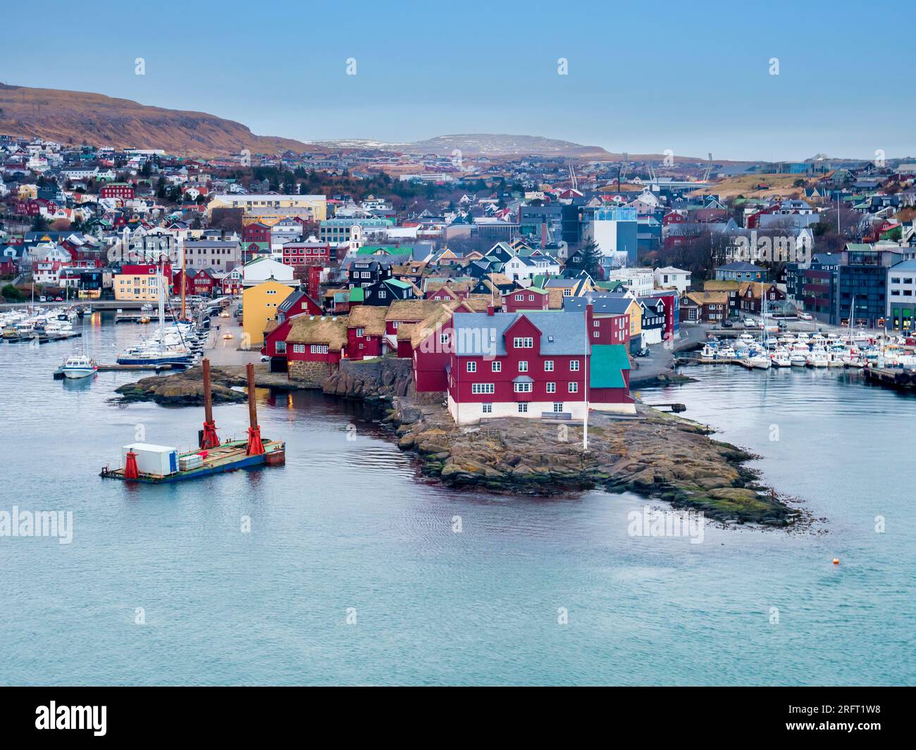 Torshavn, Färöer, an einem klaren Frühlingstag, aus dem Meer. Größte Stadt und Hauptstadt der Färöer. Stockfoto