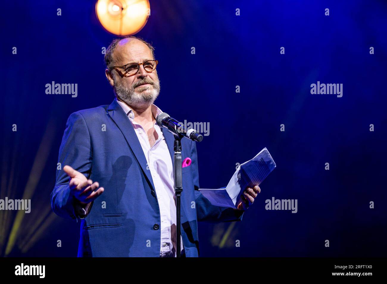 Edinburgh Pleasance, Vereinigtes Königreich. 05. August 2023: Pleasance Director, Anthony Alderson, verglich das Festival mit einem Garten, der gepflegt werden musste. Er forderte den rat auf, die am Fringe teilnehmenden Künstler zu unterstützen, indem er einen Teil der 500m Millionen Pfund, die das Festival der Stadt Edinburgh bringt, mit einbringt. Die Pleasance Opening Gala feiert ihr 38. Jahr mit Highlights von einigen der Shows des Edinburgh Fringe Programms 2023. Direktor Anthony Anderson betonte, wie junge Pflanzen für das Wachstum gefördert werden müssen, analog zur Fortführung der Kunst und des Planeten. Kredit: Ric Stockfoto