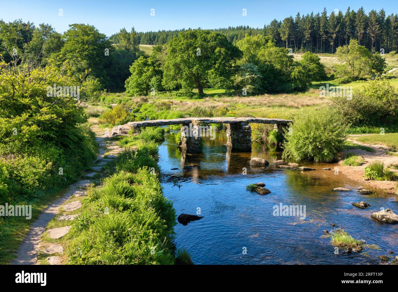 Alte Klapperbrücke über den West Dart River in Postbridge, Dartmoor, Devon, Großbritannien. Stockfoto
