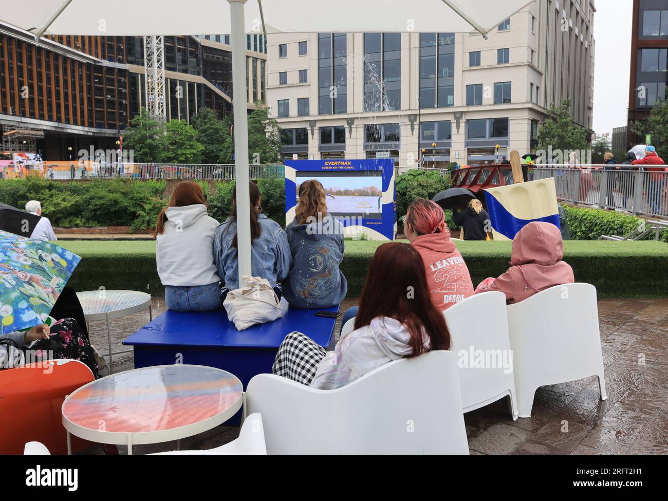 London, Vereinigtes Königreich, 5. August 2023. Ein weiteres Wochenende mit kühlem und nassem Wetter bedeutete, dass nur wenige mutige Leute Paddington auf dem Kanal von Kings Cross sahen. Das ist das letzte Wochenende der Filmvorführungen für den Sommer. Kredit : Monica Wells/Alamy Live News Stockfoto