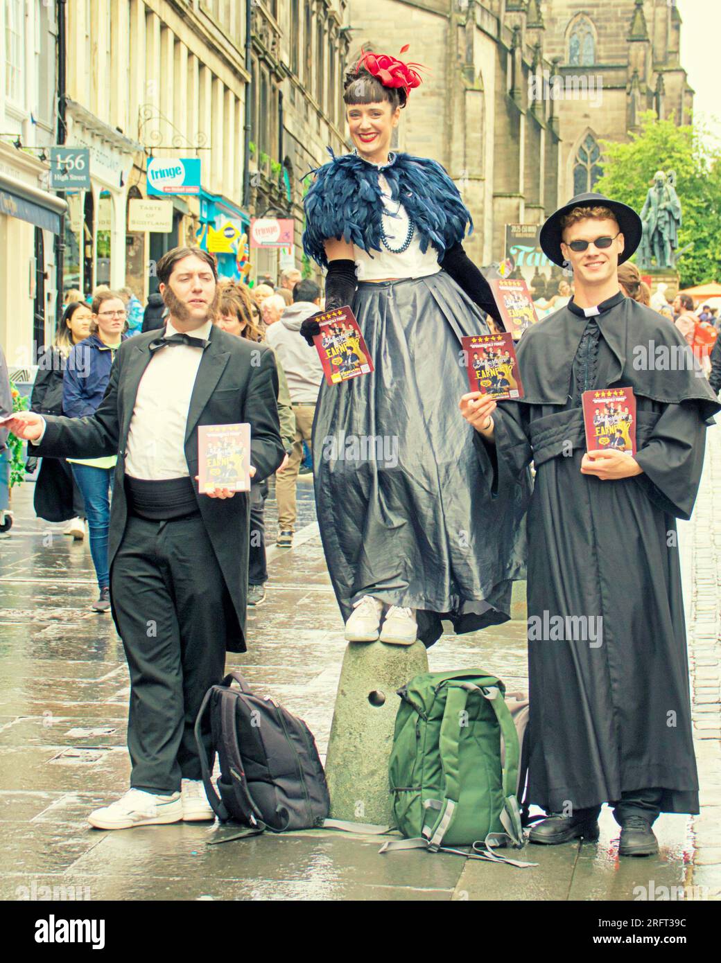 Edinburgh, Schottland, Großbritannien. 5. August 2023. Edinburghs Randkünstler, die nicht mehr ernst sein wollten, waren auf der Royal Mile in Kraft und boten ihre Shows mit Flugblättern vor dem Regen an. Credit Gerard Ferry/Alamy Live News Stockfoto