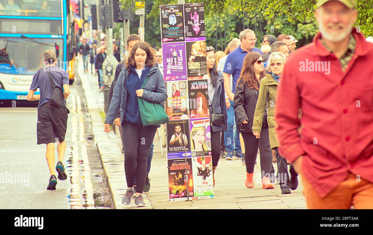 Edinburgh, Schottland, Großbritannien. 5. August 2023. Die Edinburgh Fringe Princes Street vor dem Regen. Credit Gerard Ferry/Alamy Live News Stockfoto