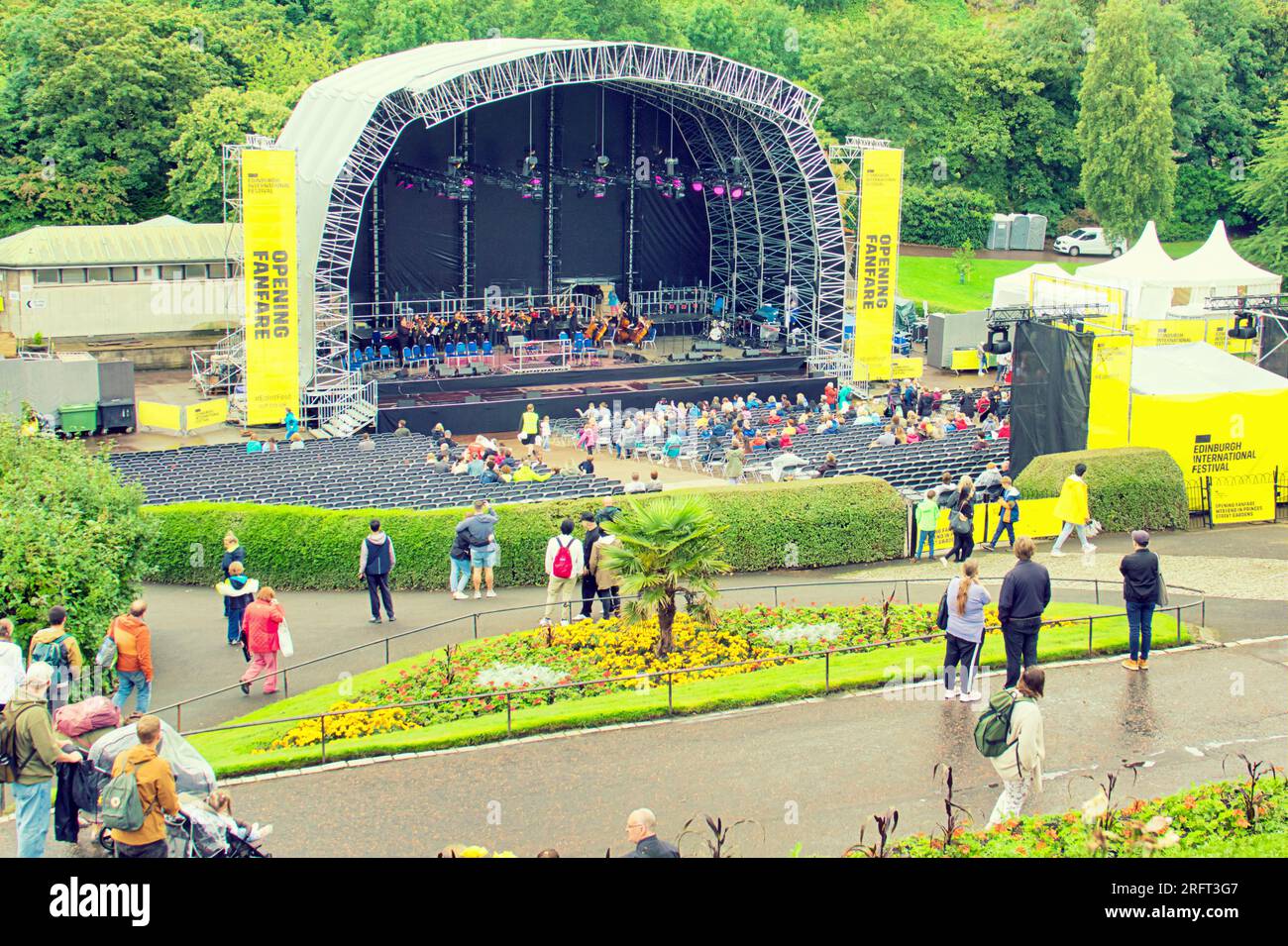Edinburgh, Schottland, Großbritannien. 5. August 2023. Edinburgh International Festival der Bandstand in Princes Street Gardens fliegt vor dem auftauchenden Regen. Credit Gerard Ferry/Alamy Live News Stockfoto