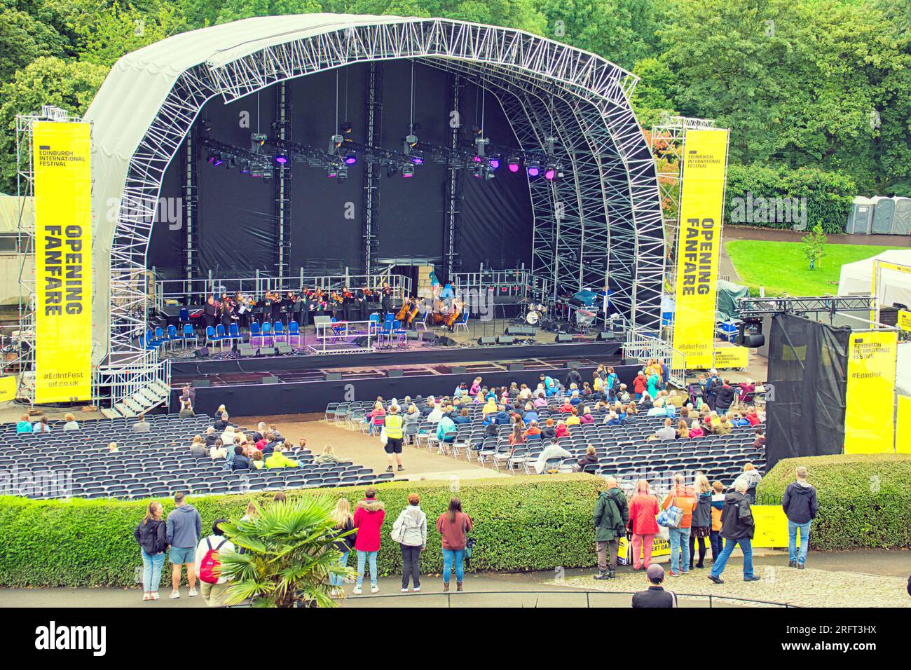 Edinburgh, Schottland, Großbritannien. 5. August 2023. Edinburgh International Festival der Bandstand in Princes Street Gardens fliegt vor dem auftauchenden Regen. Credit Gerard Ferry/Alamy Live News Stockfoto