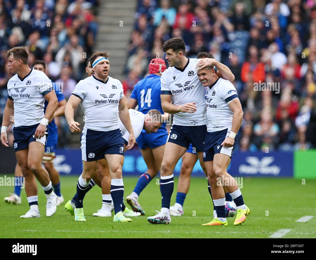 Scottish Gas Murrayfield.Edinburgh.Scotland, Großbritannien. 5. Aug. 2023. Schottland gegen Frankreich. Die Berühmte Grouse Nations Series 2023. Scotlands Blair Kinghorn gratuliert der Torschützin Darcy Graham Credit: eric mccowat/Alamy Live News Stockfoto