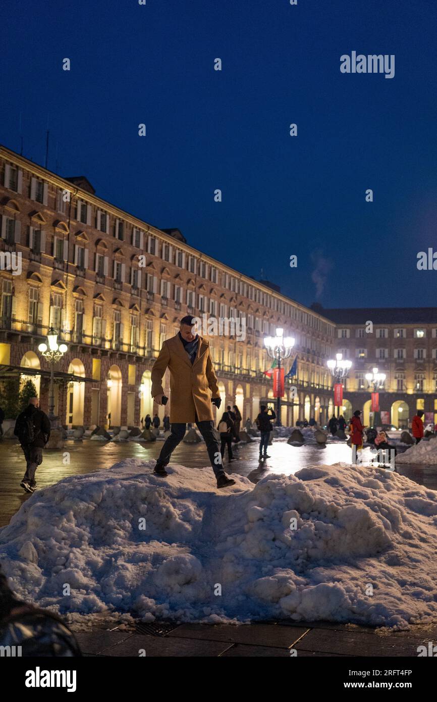 Ein erwachsener Mann, der nach einem schweren Schneefall in Turin eine Schneeverwehung erklingt Stockfoto